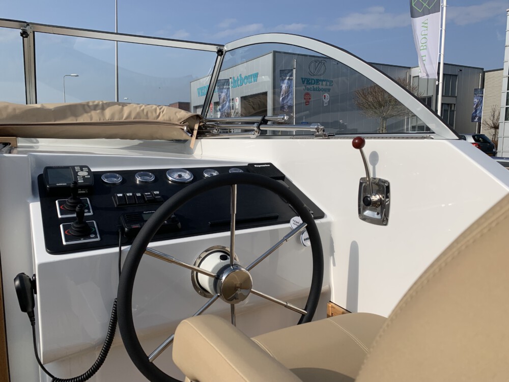 Vedette Cabin Classic Line 38 ft, stuurstand met stuurwiel en instrumenten