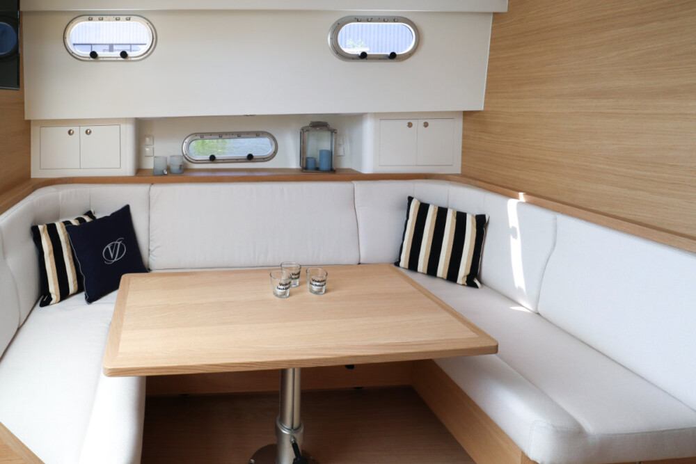Vedette Cabin Classic Line 38 ft, zithoek met tafel en kussens