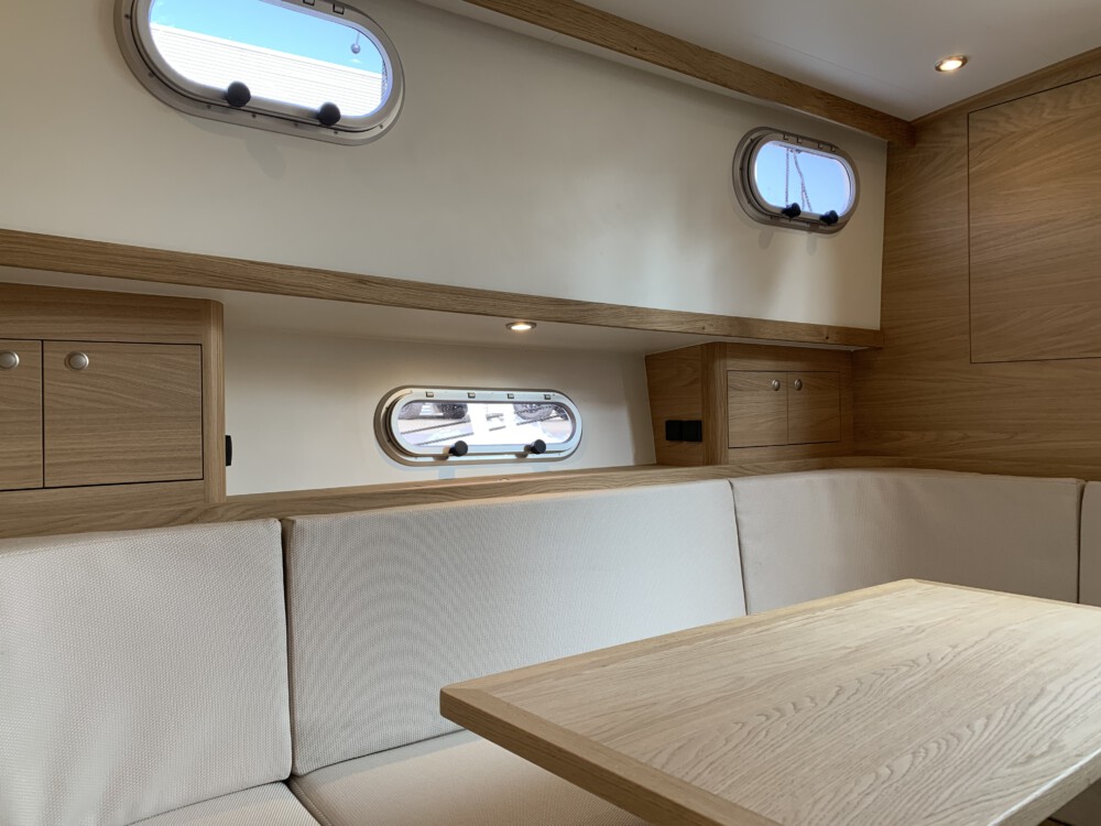 Vedette Cabin Classic Line 38 ft, zithoek met tafel en patrijspoorten
