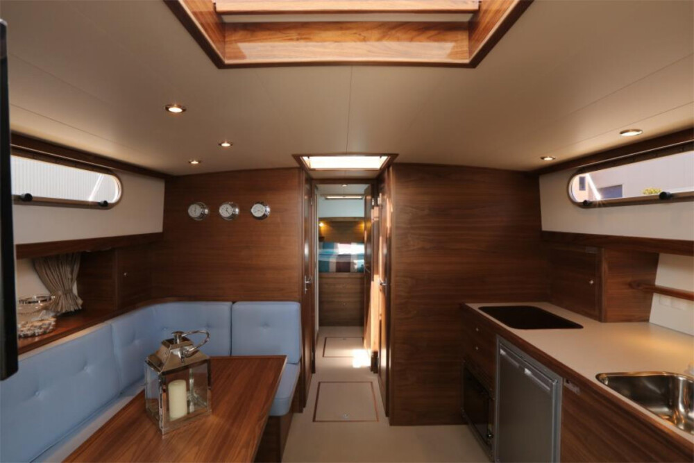 Vedette Cabin Classic Line 41 ft, kajuit met houten interieur en zitbank
