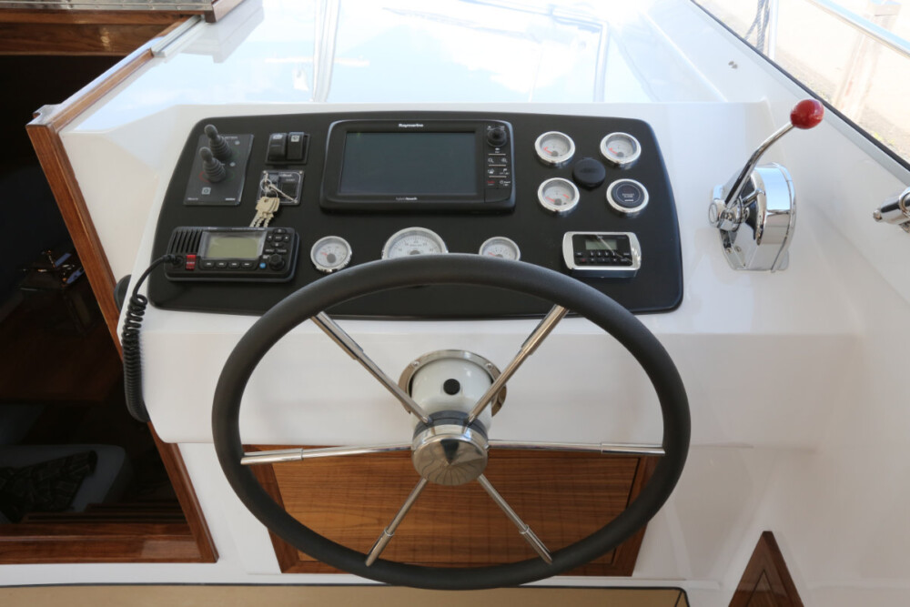 Vedette Cabin Classic Line 41 ft, stuurstand met stuurwiel en instrumenten
