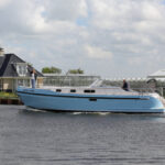 Vedette Cabin Classic Line 41 ft, blauwe motorboot vaart door water