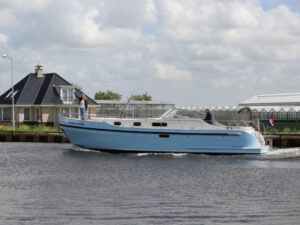 Vedette Cabin Classic Line 41 ft, blauwe motorboot vaart door water