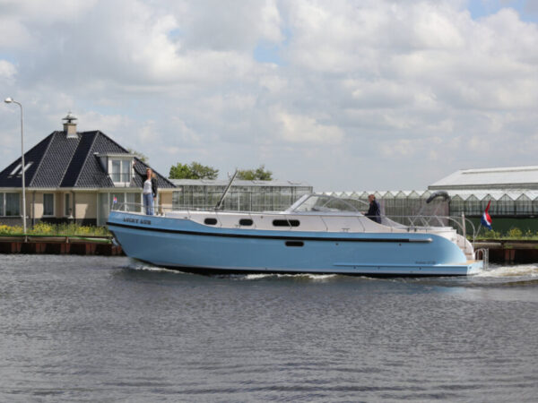 Vedette Cabin Classic Line 41 ft, blauwe motorboot vaart door water