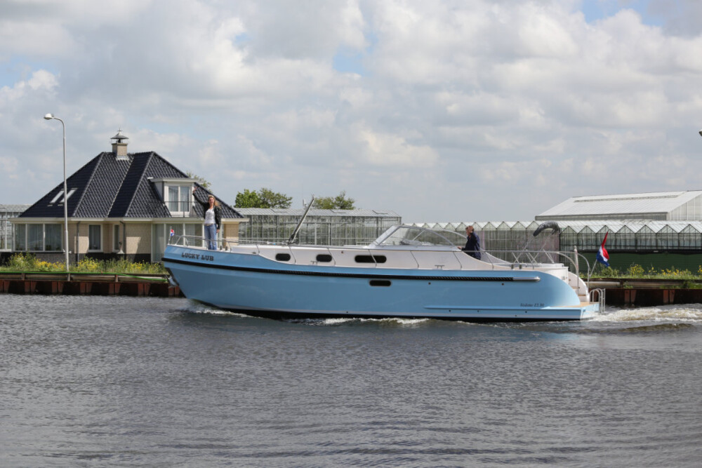 Vedette Cabin Classic Line 41 ft, blauwe motorboot vaart door water