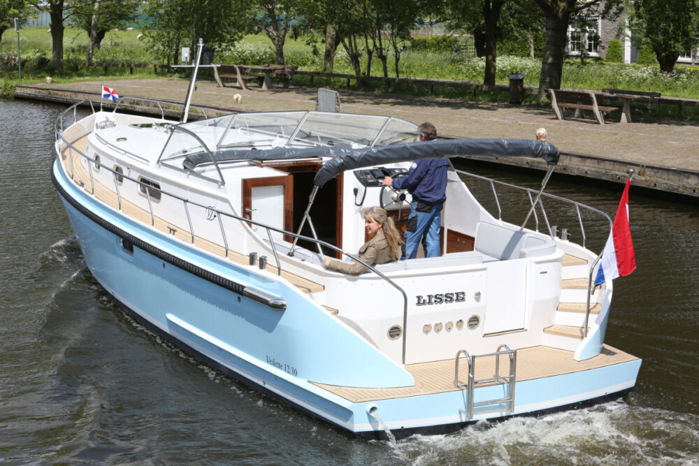 Vedette Cabin Classic Line 41 ft, boot varend op kanaal