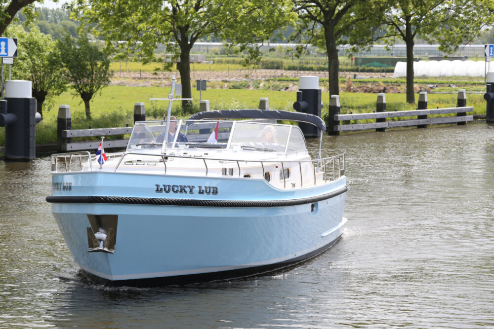 Vedette Cabin Classic Line 41 ft, lichtblauwe motorboot vaart door kanaal