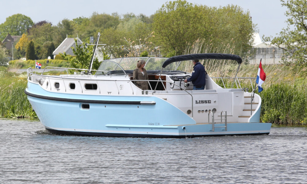 Vedette Cabin Classic Line 41 ft, motorboot vaart op rivier