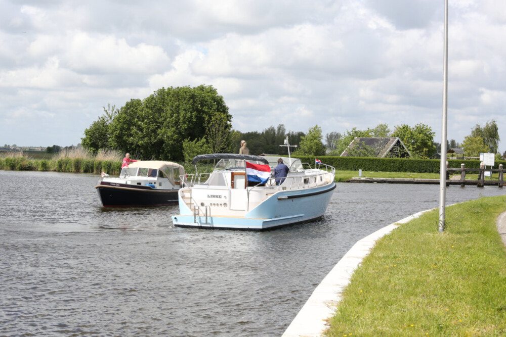 Vedette Cabin Classic Line 41 ft, motorboten varen op rivier