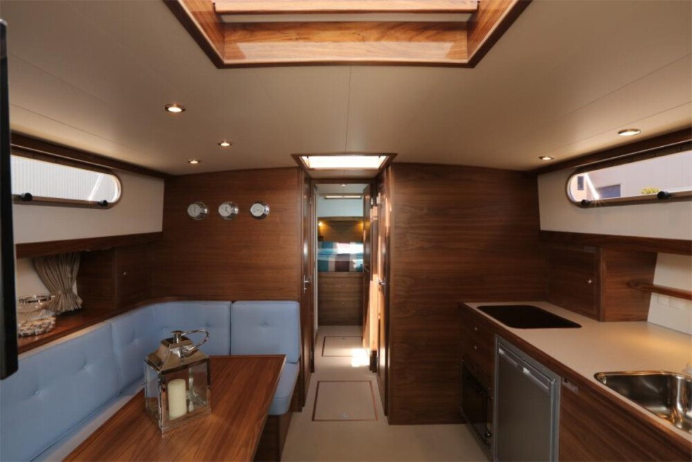 Vedette Cabin Classic Line 41 ft, houten kajuit met zitbank en keuken