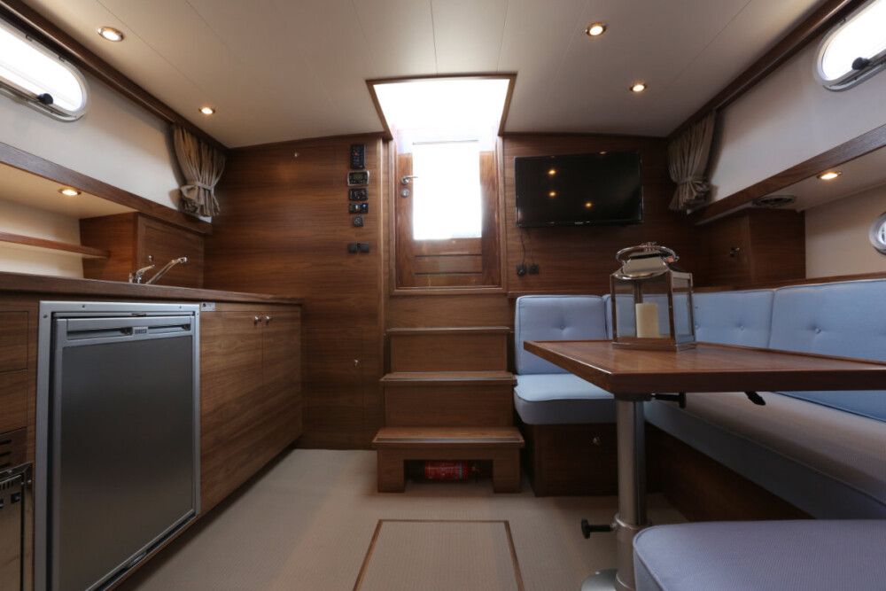 Vedette Cabin Classic Line 41 ft, kajuit met keuken en zitbank