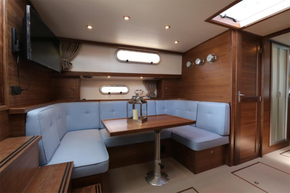Vedette Cabin Classic Line 41 ft, zithoek met tafel en televisie