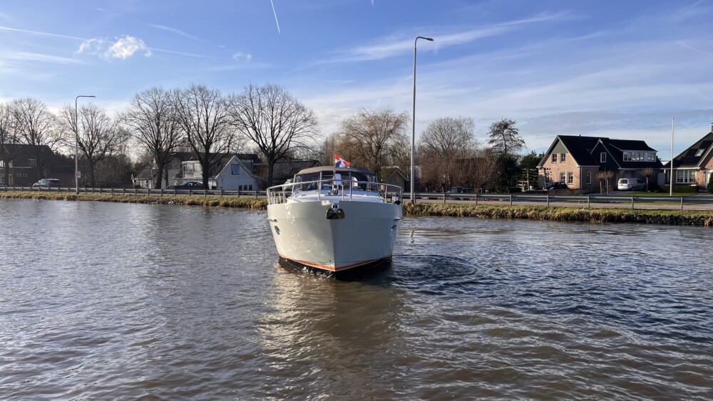 Vedette Cabin Comfort Line 33 ft, boot varend op kanaal