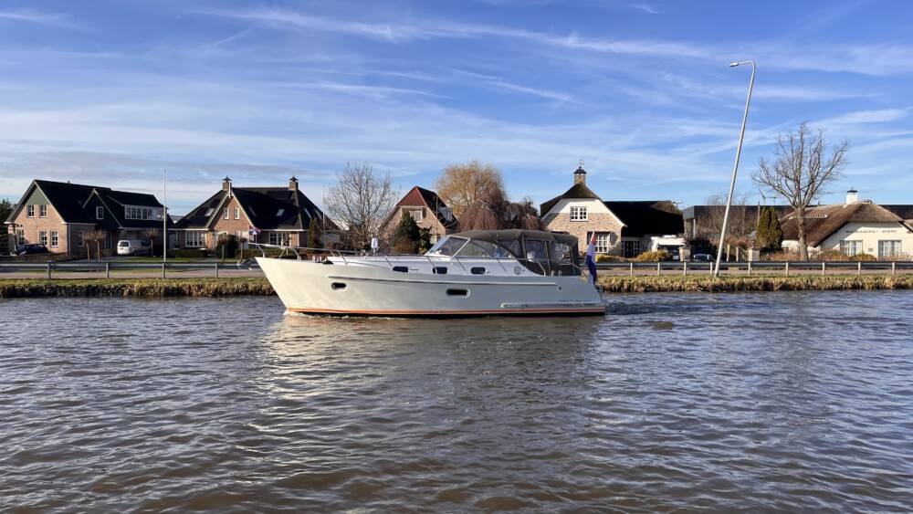 Vedette Cabin Comfort Line 33 ft, boot varend op rivier