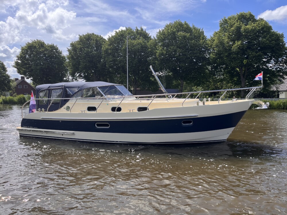 Vedette Cabin Comfort Line 33 ft, motorboot afgemeerd aan wal