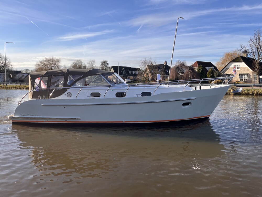 Vedette Cabin Comfort Line 33 ft, motorboot afgemeerd aan wal