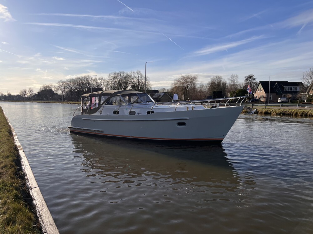 Vedette Cabin Comfort Line 33 ft, motorboot afgemeerd in kanaal