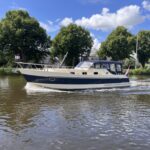 Vedette Cabin Comfort Line 33 ft, motorboot varend op rivier