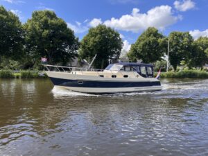 Vedette Cabin Comfort Line 33 ft, motorboot varend op rivier