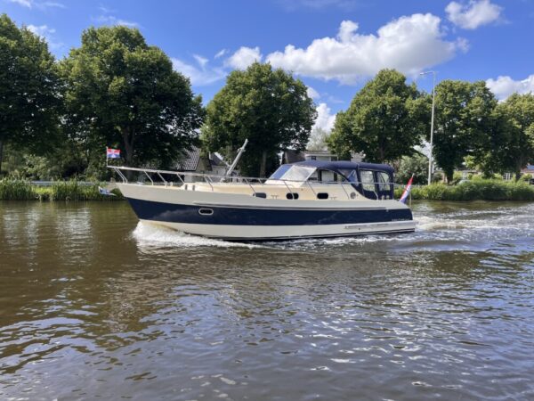 Vedette Cabin Comfort Line 33 ft, motorboot varend op rivier