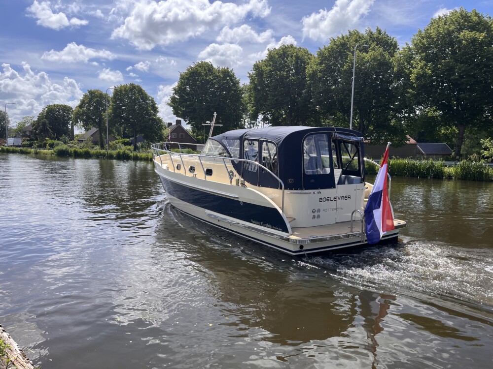 Vedette Cabin Comfort Line 33 ft, motorboot varend op rivier
