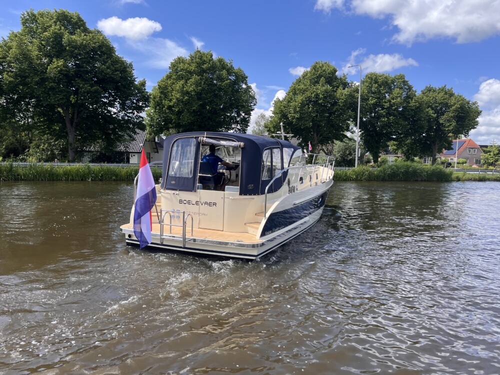 Vedette Cabin Comfort Line 33 ft, motorboot varend op rivier