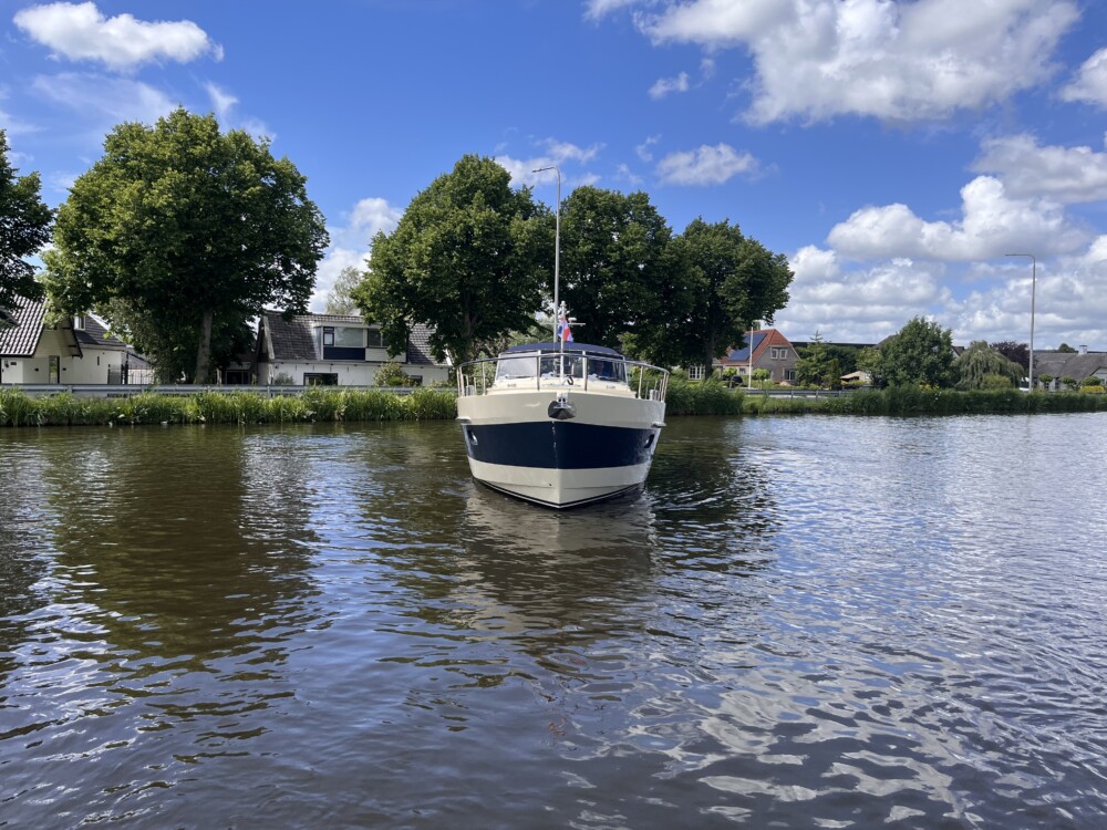 Vedette Cabin Comfort Line 33 ft, motorboot varend op rivier