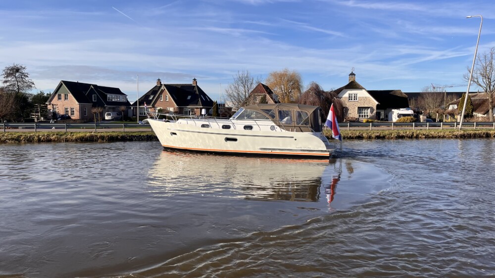 Vedette Cabin Comfort Line 33 ft, motorboot varend op rivier