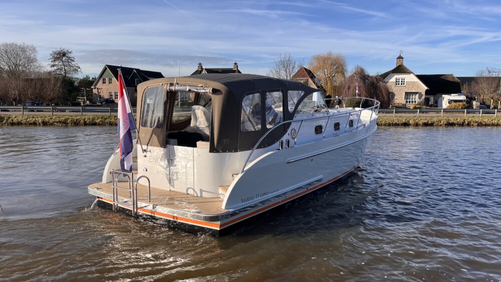 Vedette Cabin Comfort Line 33 ft, motorboot varend op rivier
