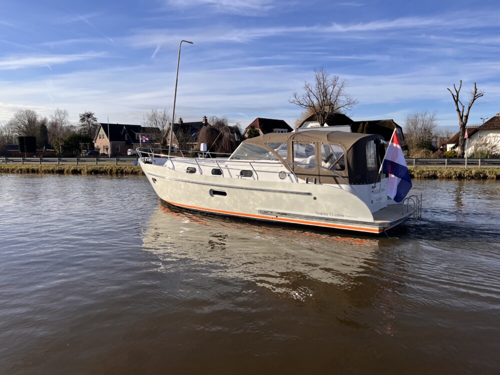 Vedette Cabin Comfort Line 33 ft, motorboot varend op rivier