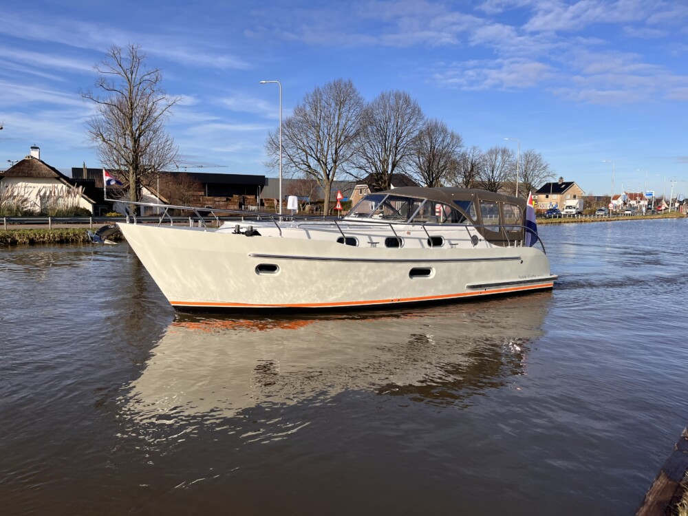 Vedette Cabin Comfort Line 33 ft, witte motorboot vaart op kanaal