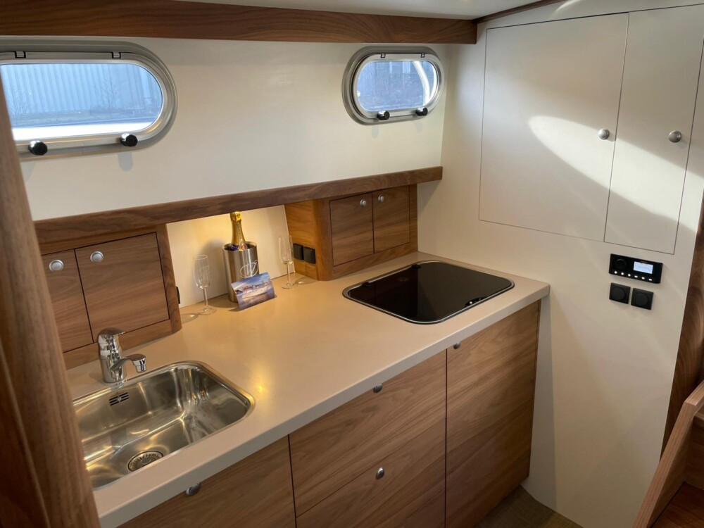 Vedette Cabin Comfort Line 33 ft, kombuis met spoelbak en kookplaat
