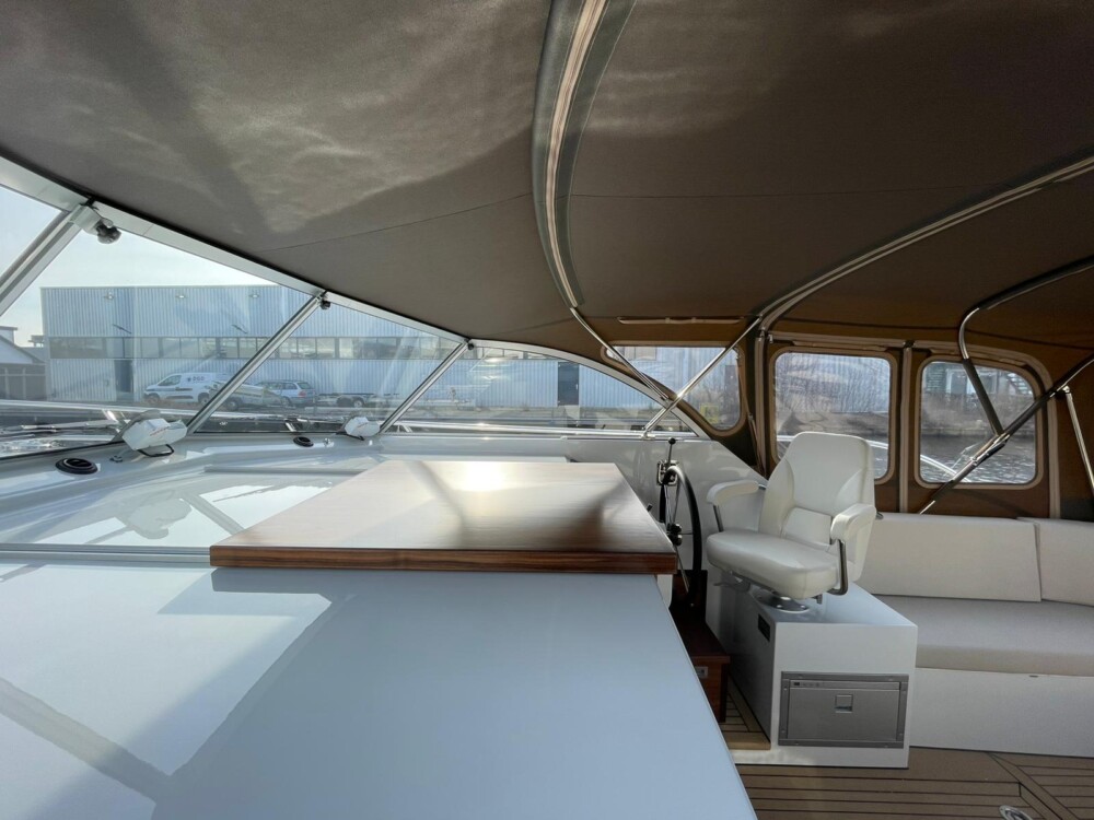 Vedette Cabin Comfort Line 33 ft, stuurstand met tafel en zitbank