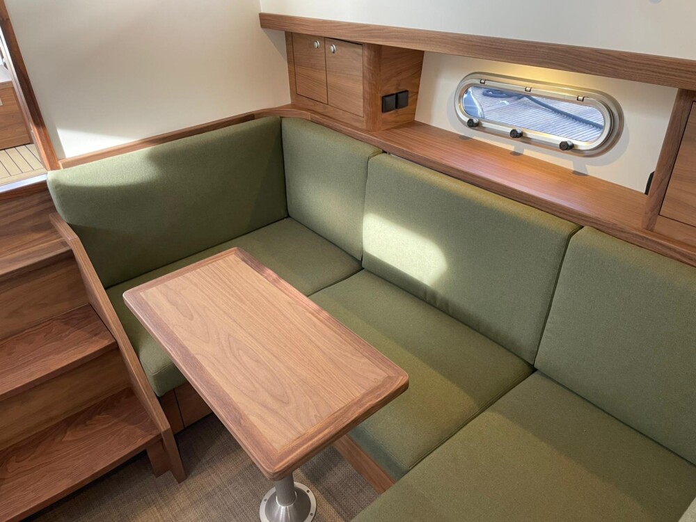 Vedette Cabin Comfort Line 33 ft, zitbank met houten tafel