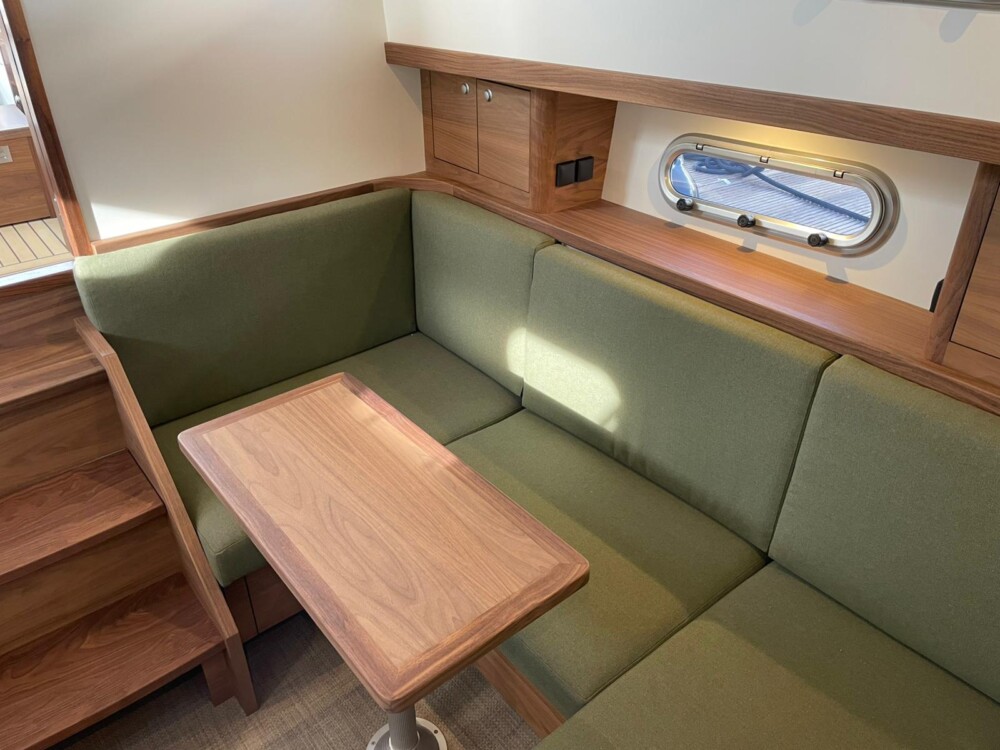 Vedette Cabin Comfort Line 33 ft, zithoek met houten tafel