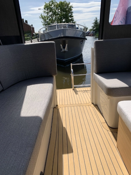 Vedette Cabin Comfort Line 37 ft, achterdek met zitbanken en zwemtrap