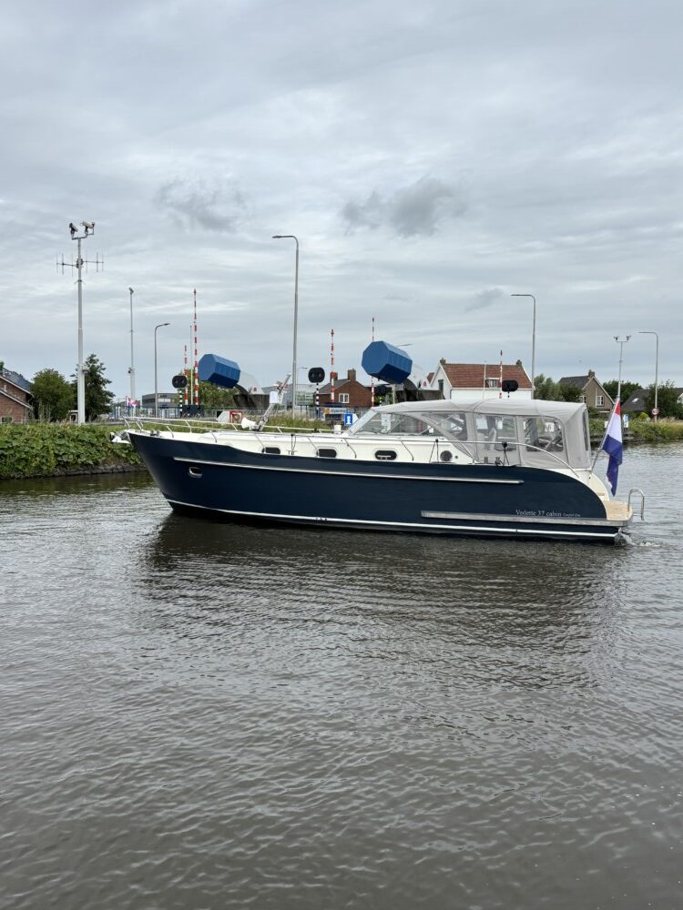 Vedette Cabin Comfort Line 37 ft, blauwe motorboot vaart op kanaal