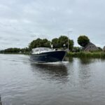 Vedette Cabin Comfort Line 37 ft, blauwe motorboot vaart op water