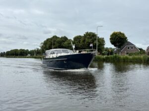 Vedette Cabin Comfort Line 37 ft, blauwe motorboot vaart op water