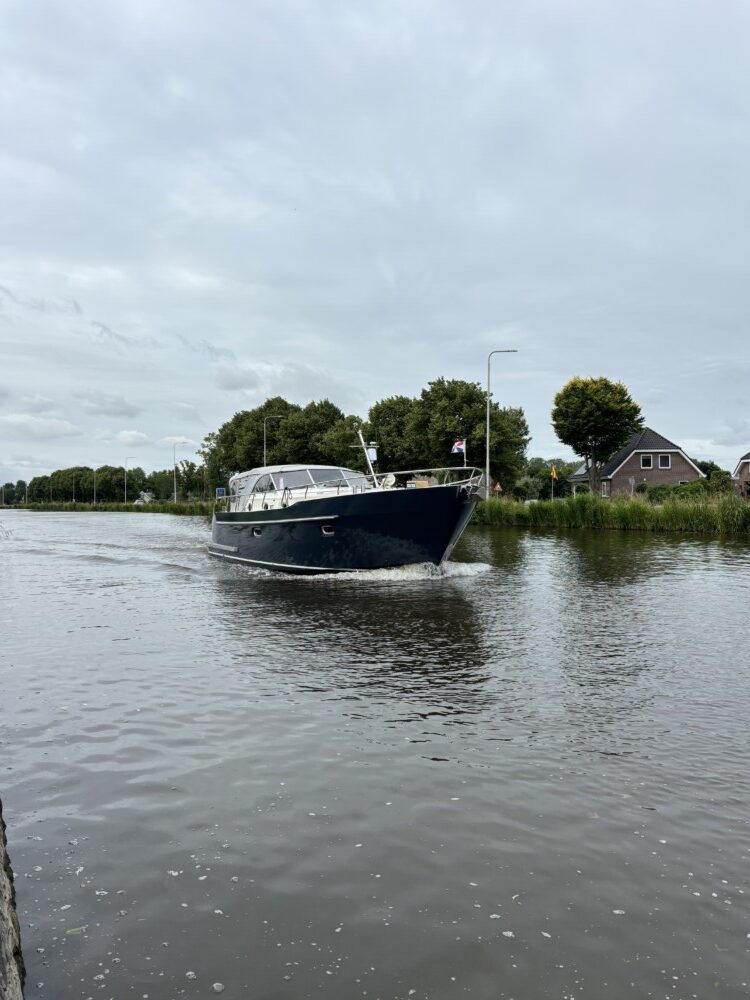 Vedette Cabin Comfort Line 37 ft, blauwe motorboot vaart op water