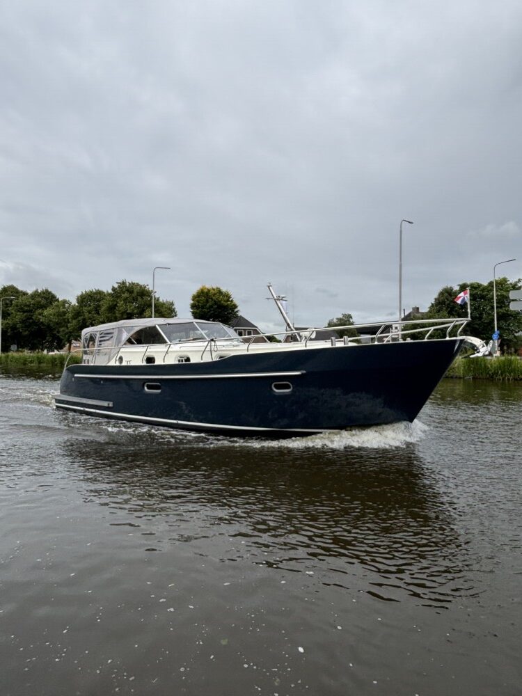 Vedette Cabin Comfort Line 37 ft, blauwe motorboot varend op water