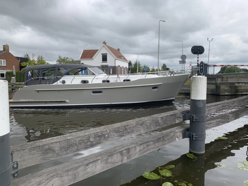 Vedette Cabin Comfort Line 37 ft, boot afgemeerd bij sluis