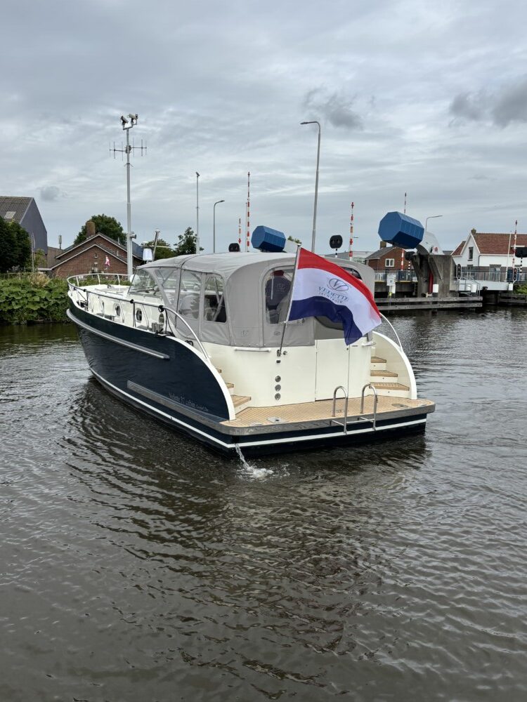 Vedette Cabin Comfort Line 37 ft, motorboot vaart door sluis