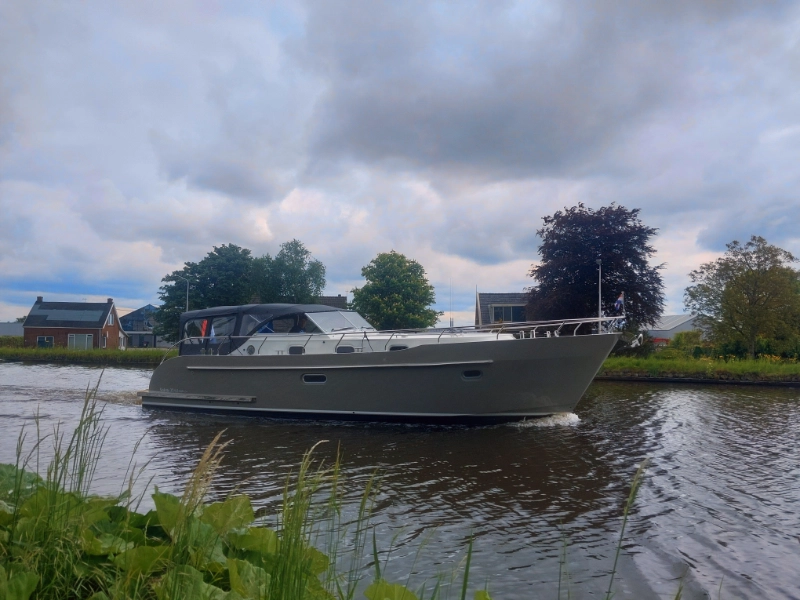 Vedette Cabin Comfort Line 37 ft, motorboot varend op rivier