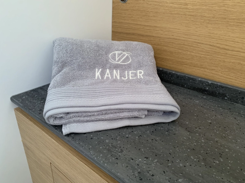 Vedette Cabin Comfort Line 37 ft, handdoek met logo op badkamerblad