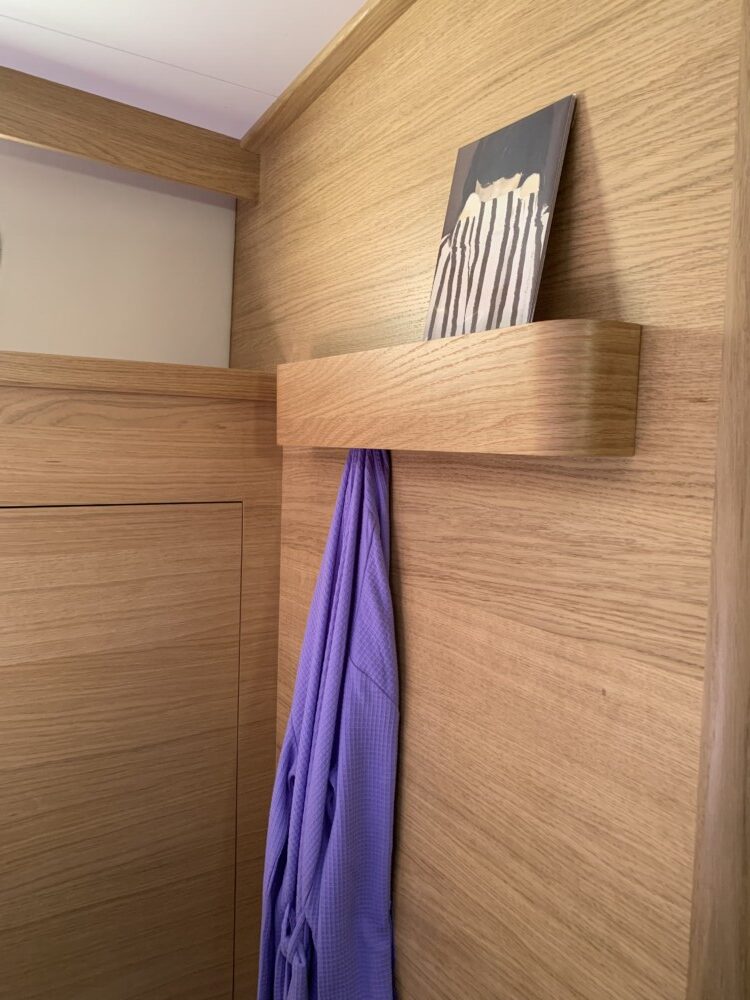 Vedette Cabin Comfort Line 37 ft, houten wandplank met badjas