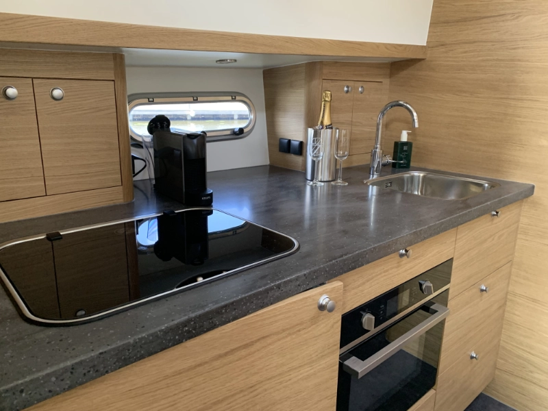 Vedette Cabin Comfort Line 37 ft, keuken met kookplaat en oven