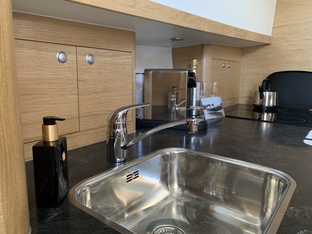 Vedette Cabin Comfort Line 37 ft, keuken met spoelbak en kraan