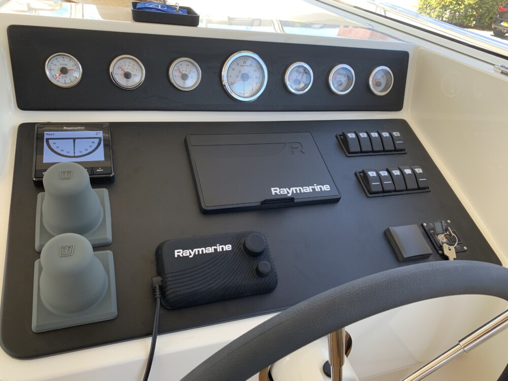 Vedette Cabin Comfort Line 37 ft, stuurconsole met navigatie instrumenten en schakelaars