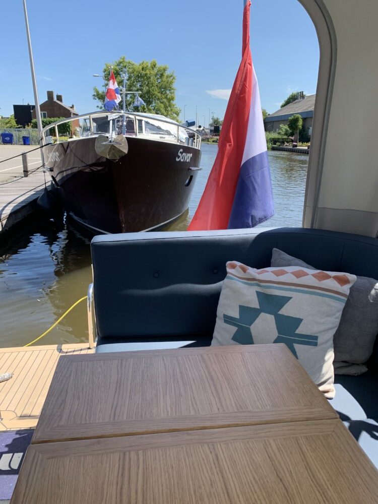 Vedette Cabin Comfort Line 37 ft, zitbank met kussens en tafel